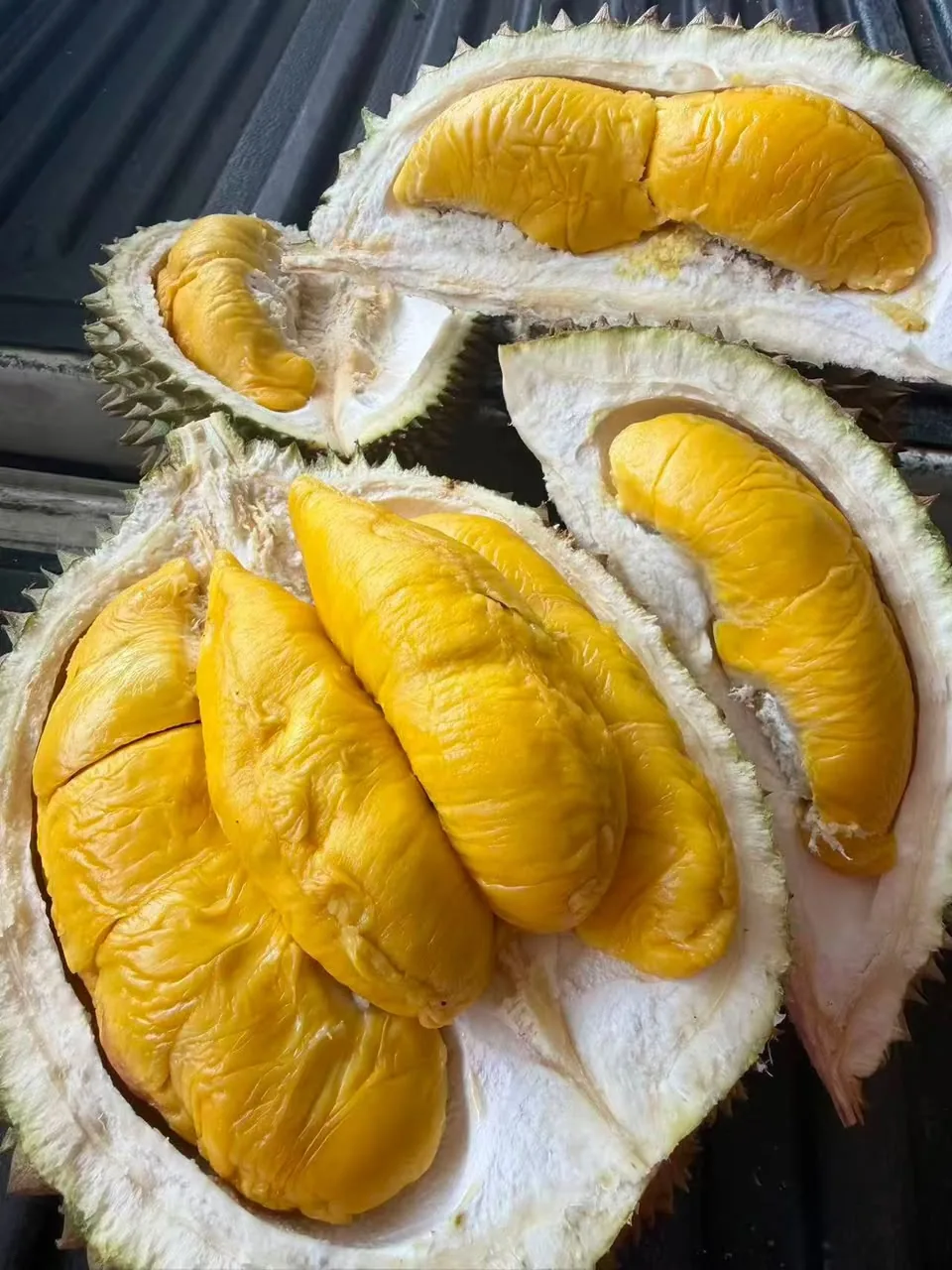 剖开的猫山王,金黄果肉饱满地卧在壳里